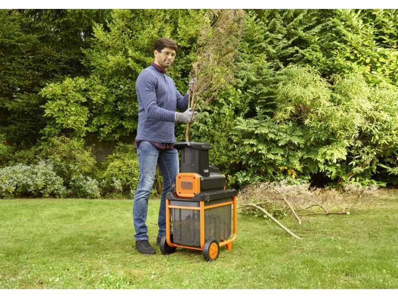 https://www.agrieuro.co.uk/share/media/images/products/insertions-h-normal/17497/black-decker-begas5800-qs-electric-garden-shredder-2800w-roller-with-collection-bag-black-decker-begas5800-qs-garden-shredder--17497_0_1564989086_BEGAS5800_A1.jpg