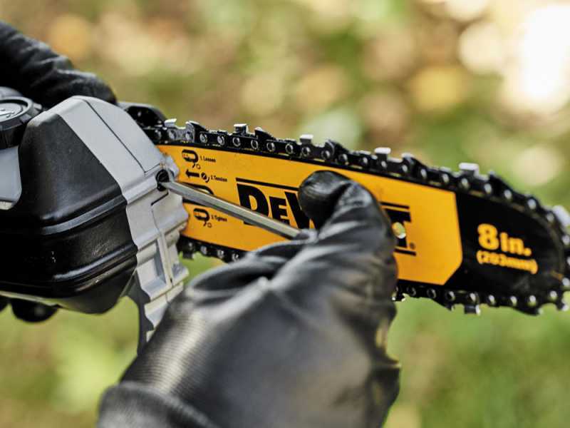 DeWalt DCMPS567N-XJ Battery-powered Electric Telescopic Pruner - BATTERY AND BATTERY CHARGER NOT INCLUDED