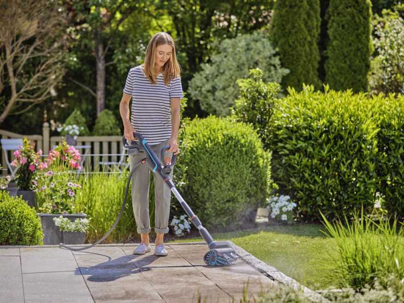 Gardena AquaBrush Patio 03/18V P4A - Battery-powered floor washer - with 18V starter kit - 2.5Ah